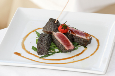 piatto di tonno fresco scottato cucina Piazzetta Petrone