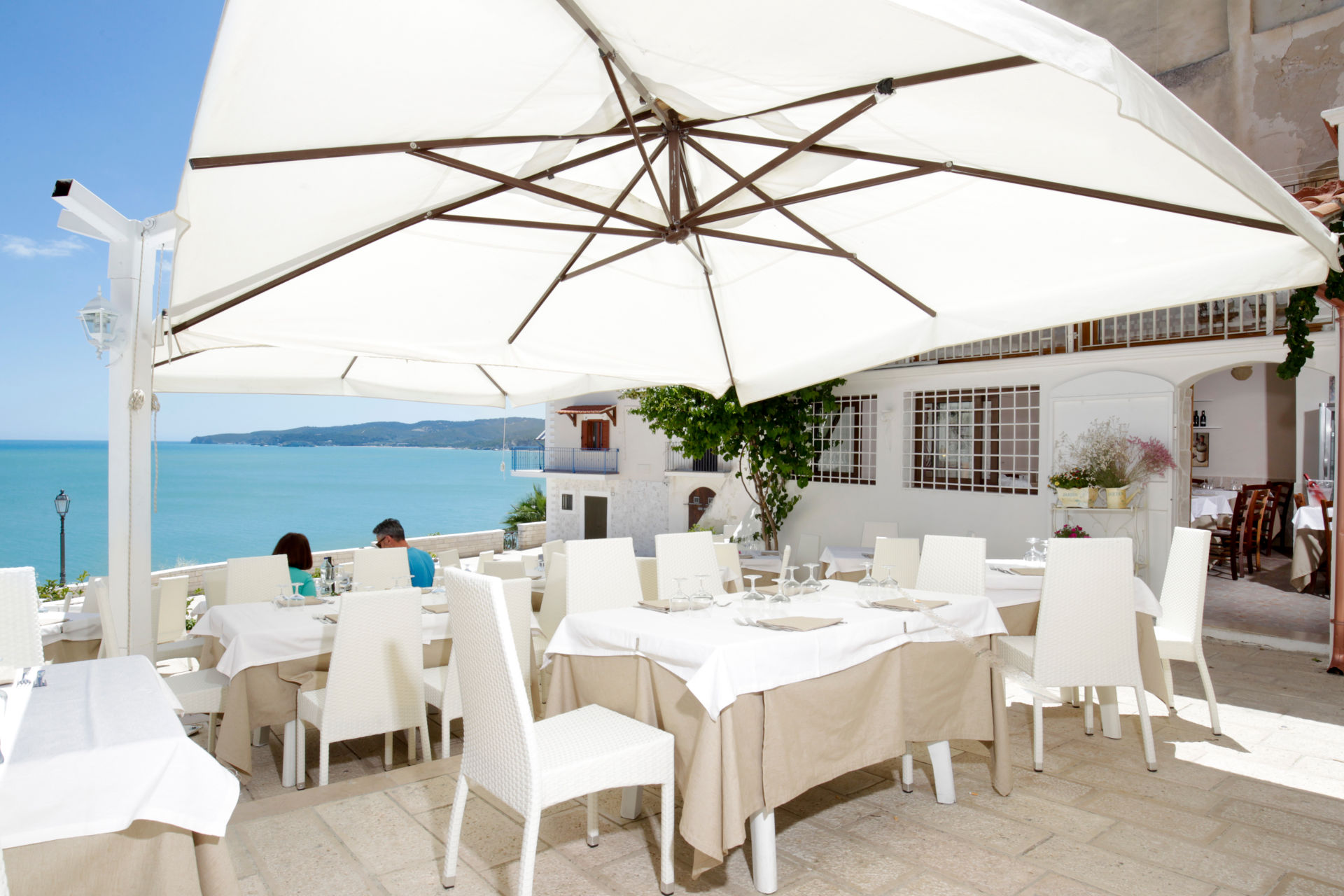 piazzetta Petrone sala ristorante pesce fresco vista mare a Vieste