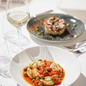 Piatto di pesce fresco servito in terrazza - Ristorante Piazzetta Petrone Vieste