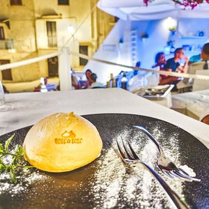 Dessert servito nella piazza panoramica del Ristorante Piazzetta Petrone Vieste