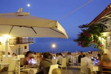 esterno con tavoli di legno del ristorante di pesce fresco centro storico di Vieste in piazzetta Petrone