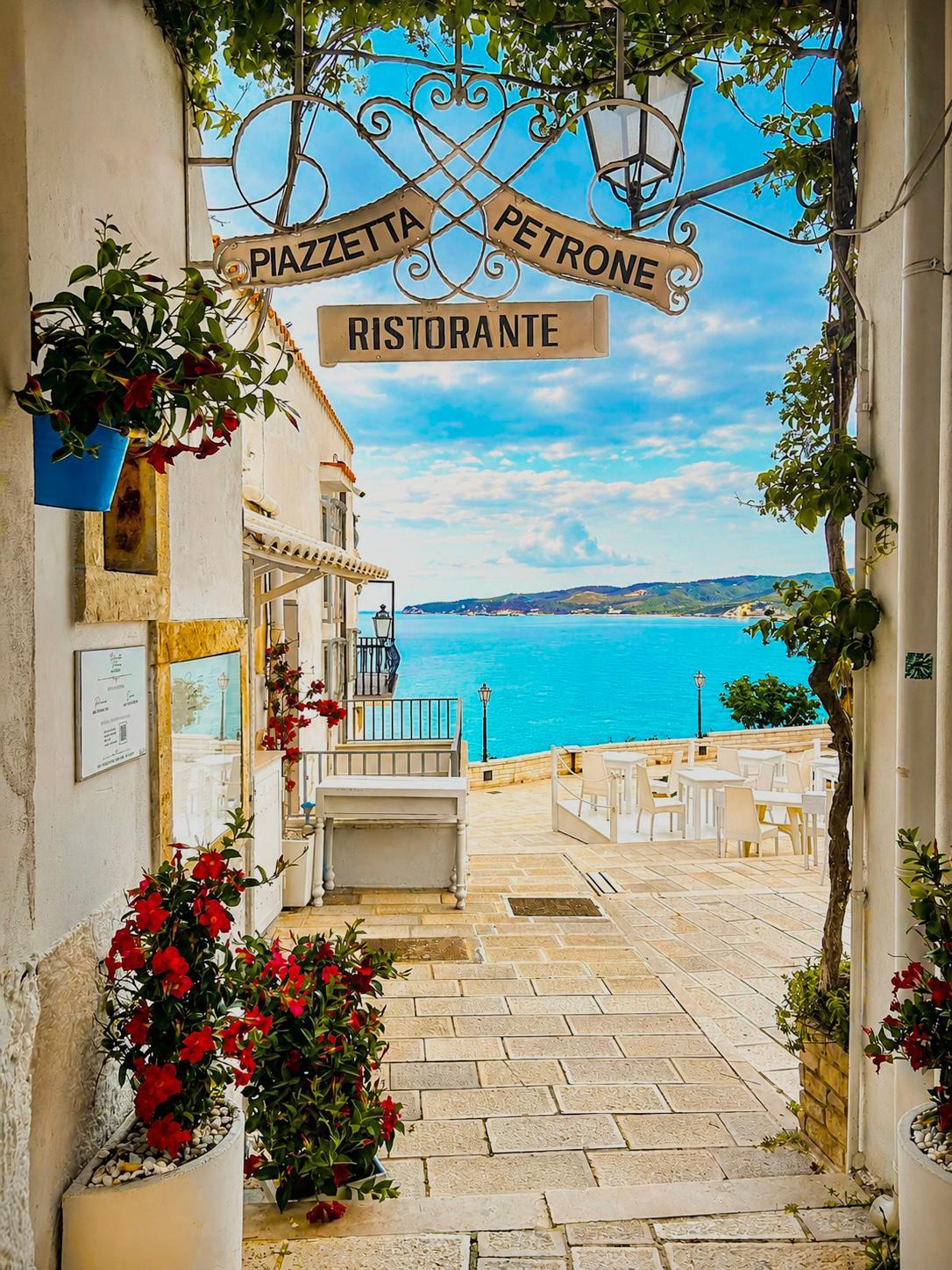 Ingresso del Ristorante Piazzetta Petrone nel centro storico di Vieste