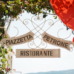 Ristorante Piazzetta Petrone nel centro storico di Vieste nel Gargano